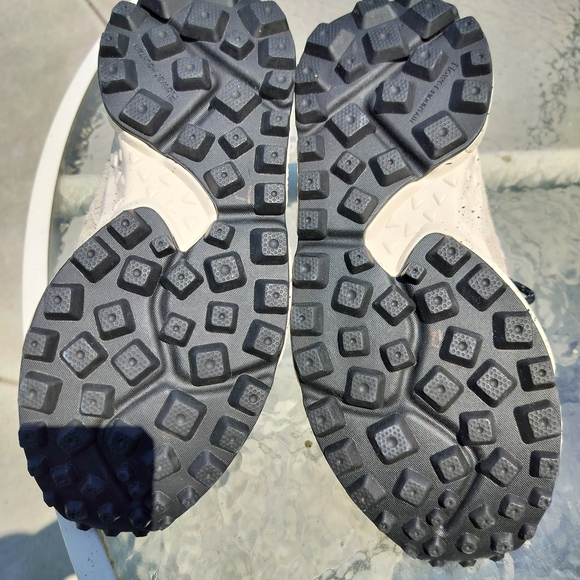 Stylish Men's Athletic Shoes in Black and Tan - Picture 8 of 15